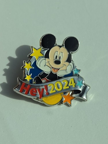 Disney Pin Monogram Mickey Mouse Dated New Years Hey! 2024 - Bild 2 von 3
