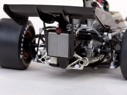 Quartzo 18280 Lotus 72D Winner British GP 1972 - Emerson Fittipaldi 1/18 Scale - Picture 8 of 9