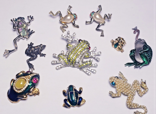 10 Piece Vintage & Modern Mixed Frog Brooch Lot - Avon, J.J. - Afbeelding 1 van 6