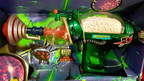 Mars Attacks 'MARTIAN BRAIN DISINTEGRATOR- Green - Picture 2 of 3