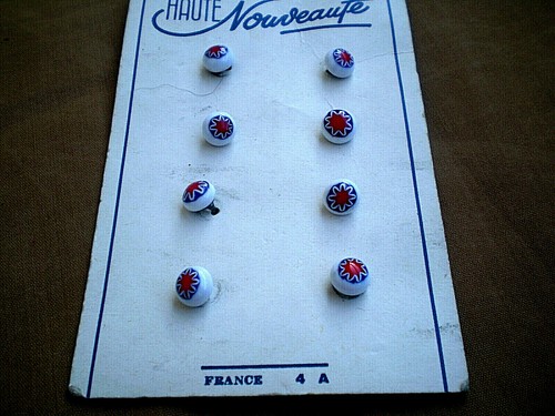 Antiques 8 small Round French porcelain BUTTONS  - Picture 4 of 6