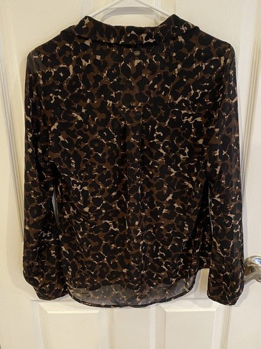 Blusa Guess para mujer con estampado de leopardo transparente con botones manga larga talla pequeña - Imagen 4 de 4