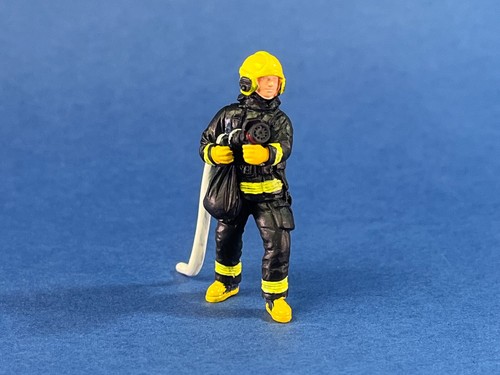 1:43 FIRE RESCUE FIREFIGHTER DOLL RESIN Equipped with firefighting equipment - Picture 4 of 13