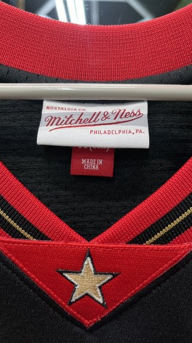 Allen Iverson Dark #3 Mitchell & Ness Hartholz Classics 76ers 1997-98 Trikot - Bild 5 von 6