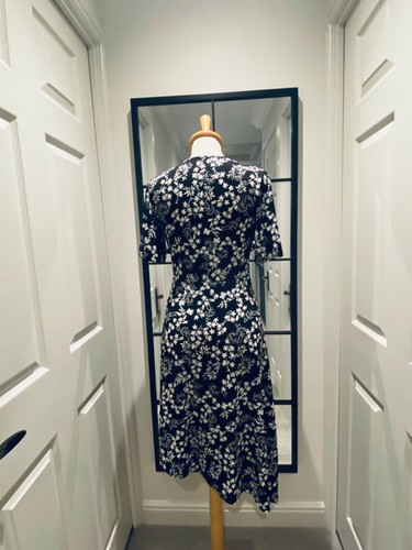 QED LONDON ~ LADIES STUNNING BLACK & WHITE FLORAL V NECK DRESS SIZE UK 8-10 - Picture 5 of 12