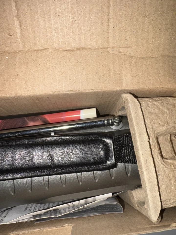 Radio Shack 20-238 Emergency Crank Radio Flashlight Generator Powered - Image 3 of 4