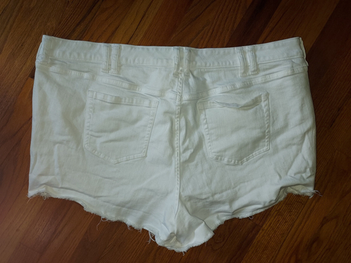 Pantaloncini TORRID bianchi con tagli effetto invecchiato elasticizzati taglia 24 - Foto 2 di 5