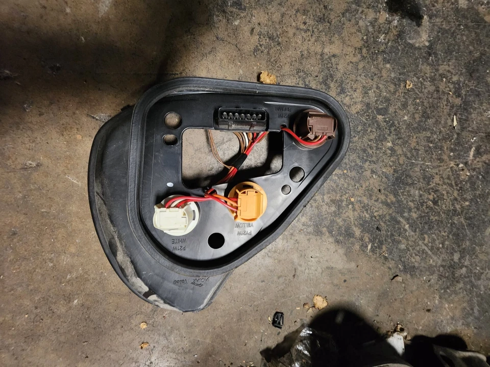 2004 05 06 07 08 2009 JAGUAR XJ8 XJ8L XJR VANDEN PLAS LEFT TAIL LIGHT BULB PLATE - Image 2 of 2