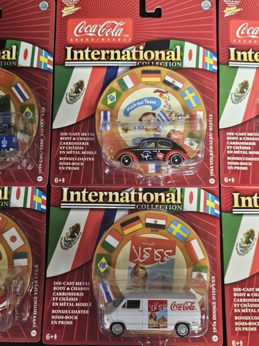 Set 12 auto Johnny Lightning Coca Cola serie internazionale nuove con scatola - Foto 7 di 8