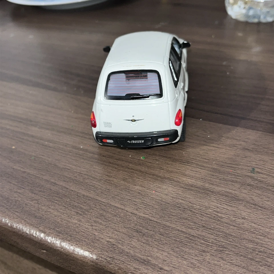 Chrysler PT Cruiser Kinsmart 1/34 blanco #168 usado Foto 4 de 4