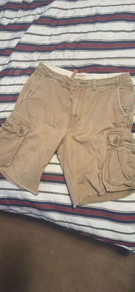 Pantalones cortos cargo beige America Eagle Outfitters para hombre Foto 3 de 4