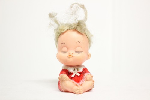 VINTAGE: 1960's EYES CLOSED RUBBER DOLL - SITTING IN RED DRESS - MADE IN JAPAN - Foto 1 di 9
