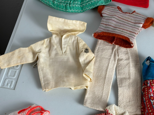 Lote Ropa Barbie y Ken Vintage Años 60 70 Vestidos Camisas Zapatos Sombrero Monedero - Imagen 10 de 15