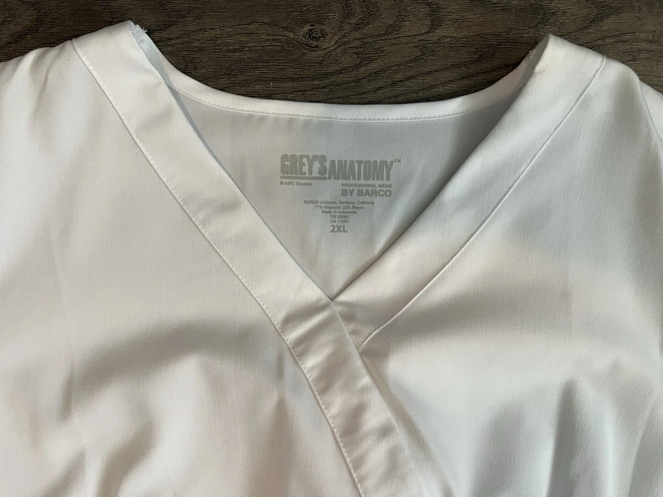 Blusa esfoliante feminina GREYS Anatomy 2XL branca - Imagem 3 de 4