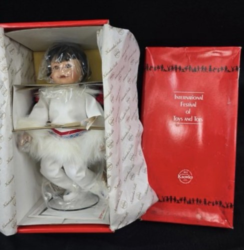 Vintage Ashton Drake Knowles Miki Inuit ragazza bambola di porcellana del Nord America nuova - Foto 2 di 8