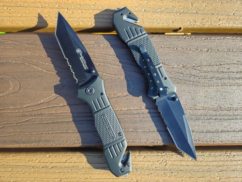 TWO Smith & Wesson EDC Knives with belt cutter and glass breaker. - Picture 2 of 12