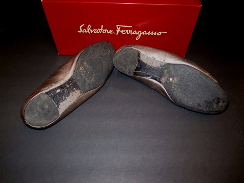 Zapatos planos de ballet de cuero dorado de diseño SALVATORE FERRAGAMO 7-1/2 USADOS EN ITALIA - Imagen 11 de 12