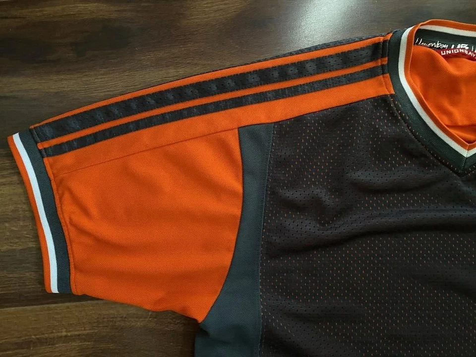 Camisa deportiva Unionbay para niños con cuello en V con logotipo de malla gris oscuro y naranja juvenil talla 16 Foto 4 de 4