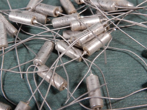 ¿Marca desconocida PIO? Condensadores 4,7 uf 25 V Qty 30 cables axiales de lote antiguo - Imagen 2 de 8