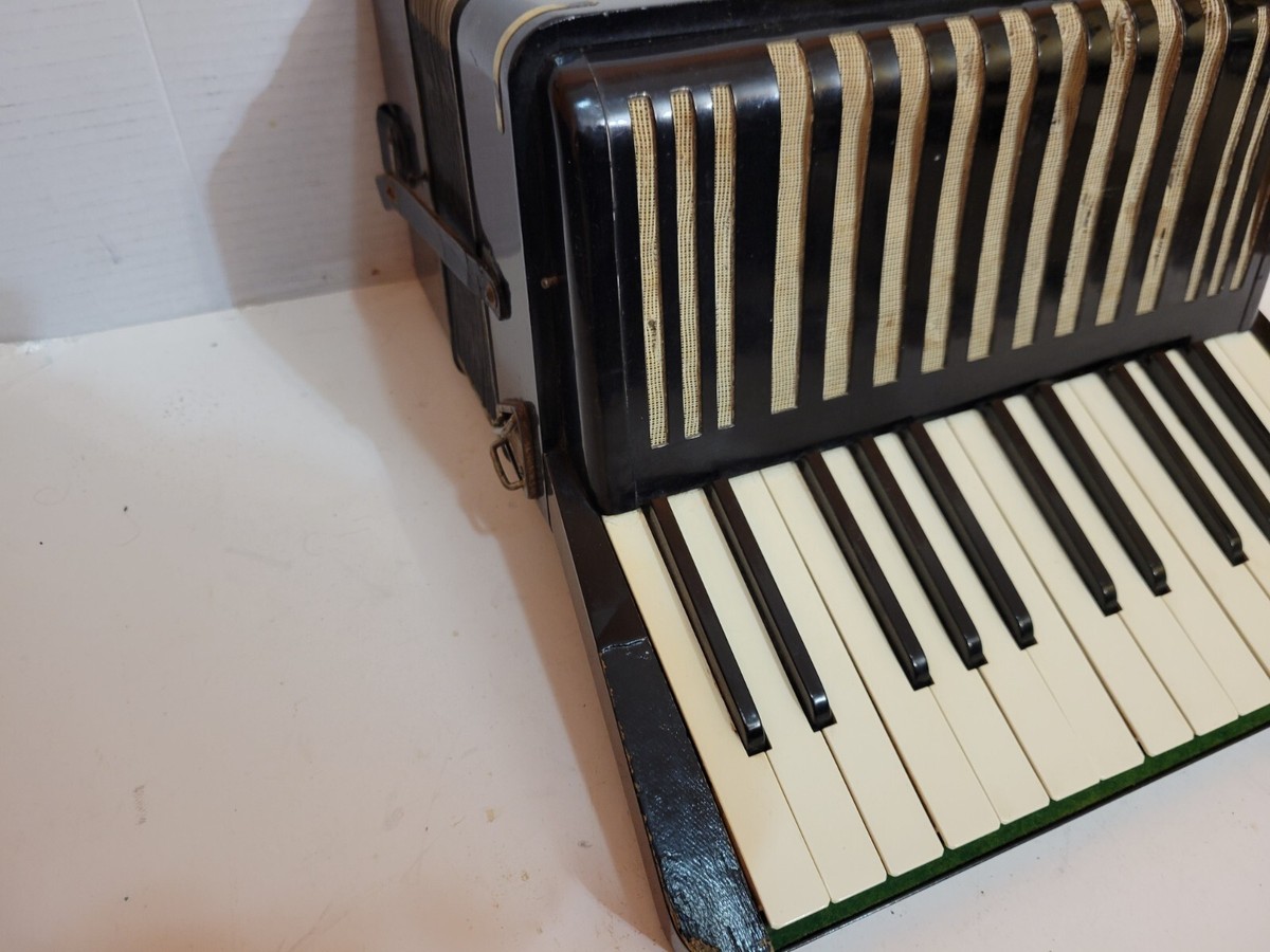 HOHNER Student II Vintage Piano Accordion 25 Keys & 12 Bass