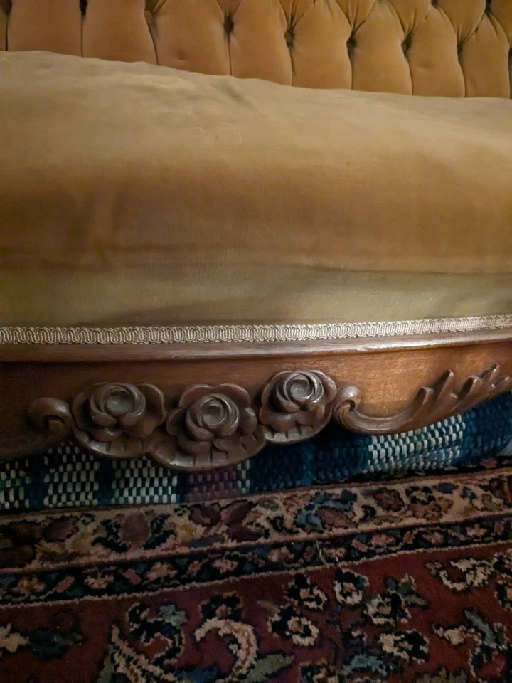 Antiguo sofá victoriano rococó tallado en rosa nogal con botones C1880 Foto 4 de 4