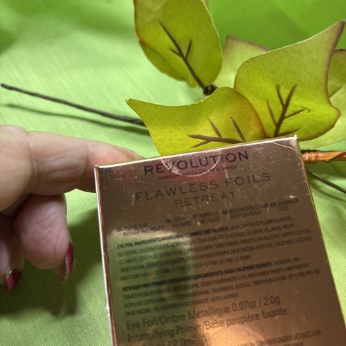 Makeup Revolution Flawless Foils Metallic Eyeshadow & Primer Shade Retreat - Picture 2 of 2