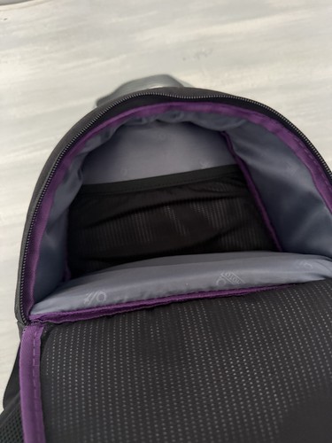 Zaino a tracolla Altura Photo Camera Sling Bag in nero (finiture viola) - Foto 3 di 4