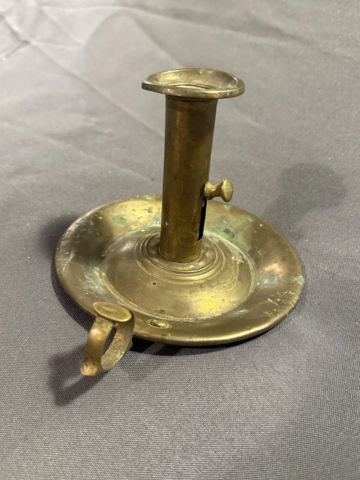 Antiguo candelabro push up raspador de cerdos de latón del período temprano  Foto 2 de 4