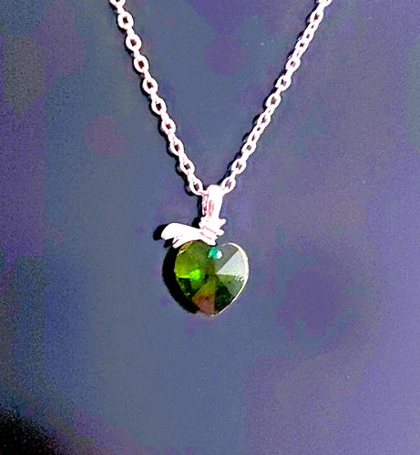 PRETTY SILVER RIBBON GREEN RHINESTONE HEART WITH GREEN CRYSTAL PENDANT NECKLACE - Picture 2 of 4