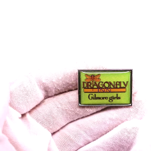 FABULOUS GILMORE GIRLS "DRAGONFLY INN" LAPEL PIN...BONUS SILVER STORAGE BAG... - Picture 2 of 6