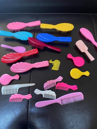 Konvolut 20 Vintage Puppenbürsten & Kämme verschiedene Farben & Größen