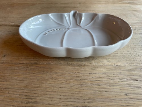 Le Creuset Stoneware Medium Pumpkin Dish/Plate, 9" Vapeur/Gray, NEW - Picture 3 of 8