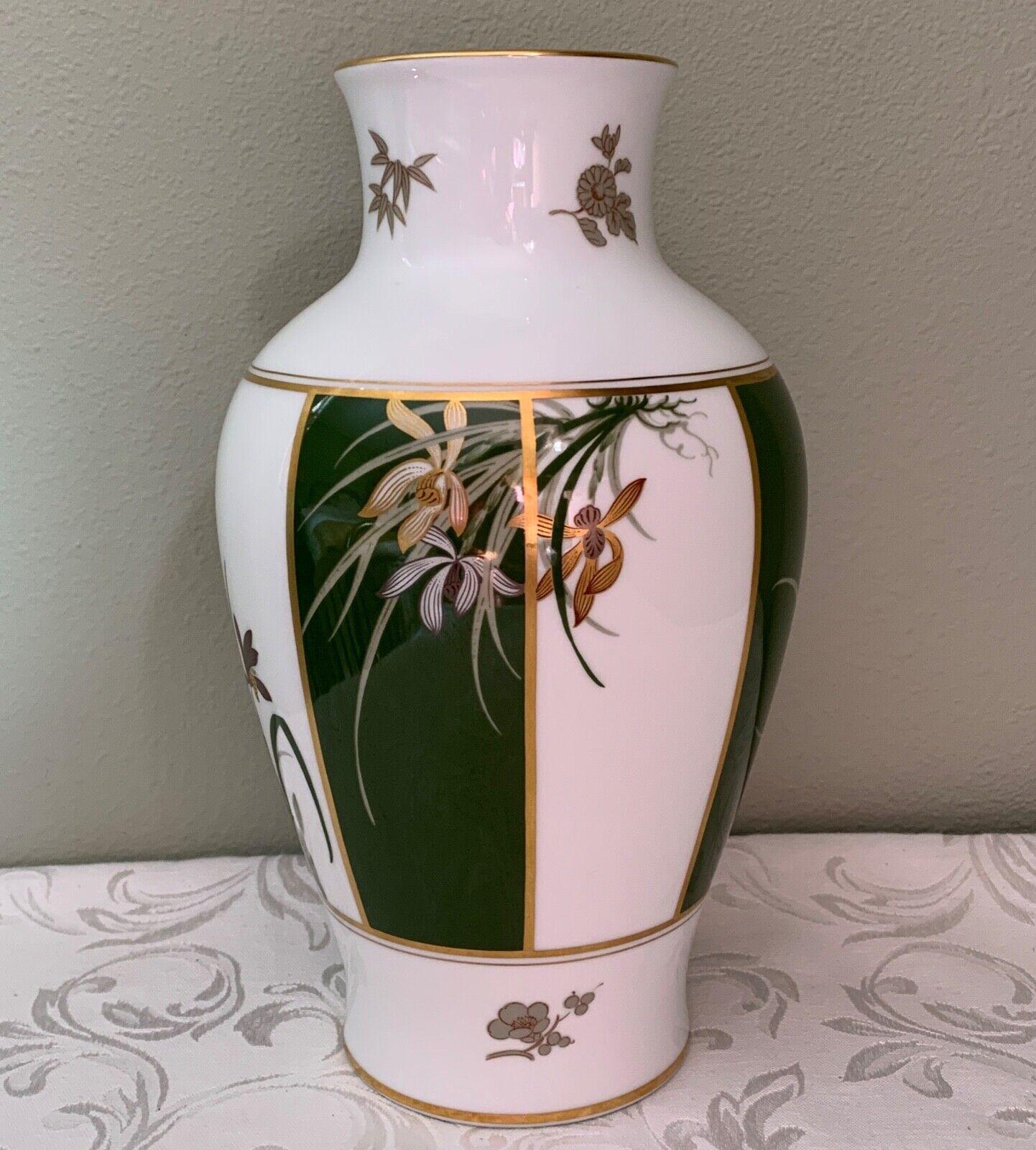 Vintage Franklin Mint Vase of The Noble Orchid Okura Japan