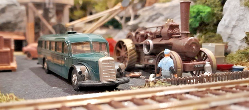 * 1/87 HO Scale * Brekina * Mercedes Benz 05000 Coach Bus * Green / Tan * - Picture 8 of 10
