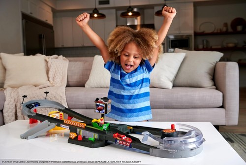 Disney and Pixar Cars Track Set, Piston Cup Action Speedway Playset - Picture 3 of 7