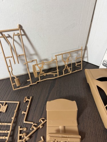 1/25 AMT/Ertl 1968 Plymouth Roadrunner Hardtop 1989 Model Kit  #6515 - Picture 11 of 14