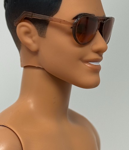 Barbie Ted Lasso Coleccionista Ken Moda Muñeca Conjunto Marrón Aviador Gafas de sol - Imagen 2 de 5