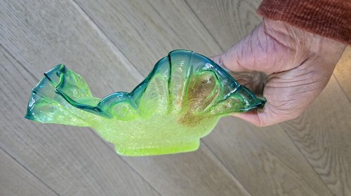 Vintage & Rare Crackly Uranium Art Glass Ruffled Centerpiece Bowl, Blue Edges - Picture 4 of 8