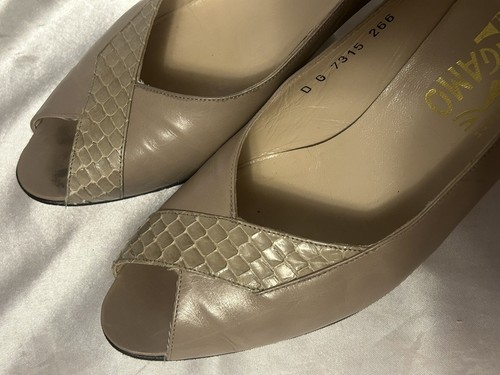 Salvatore Ferragamo women’s Vintage Taupe Tan Snakeskin leather Shoes Heels 9 AA - Picture 4 of 10