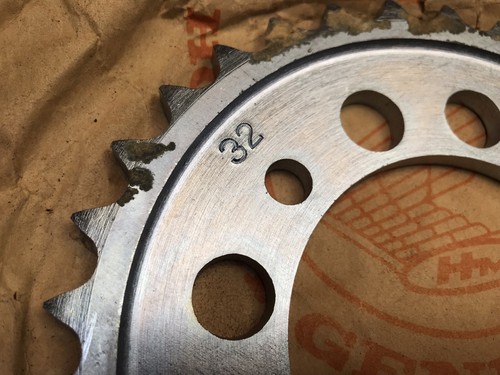 HONDA CB72 FINAL DRIVEN REAR SPROCKET ( 32T ) / NOS - Picture 2 of 12
