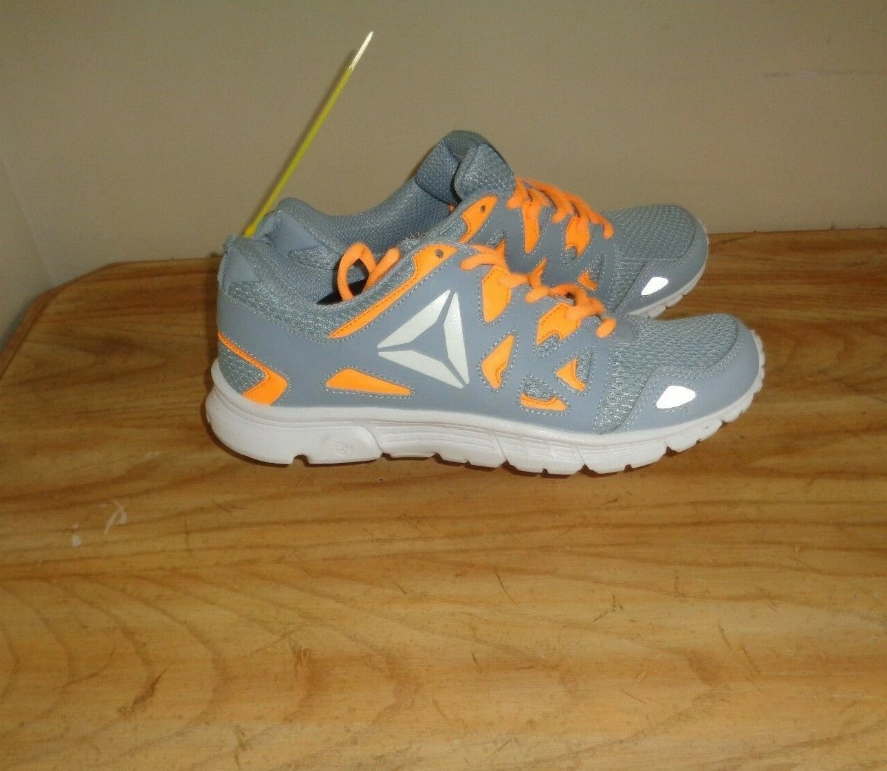 BASKETS DE COURSE REEBOK GRIS/CORAL SUPREME 3,9 MT NEUVES AVEC ÉTIQUETTES TAILLE 8