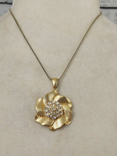 Conjunto de collar y pendientes vintage de flores con estrás de vidrio con placa de oro satinado ~ vintage - Imagen 7 de 9