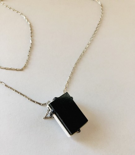 Collar Caja Regalo Cristal Blanco y Negro Tono Plata Firmado MARC JACOBS - Imagen 5 de 8