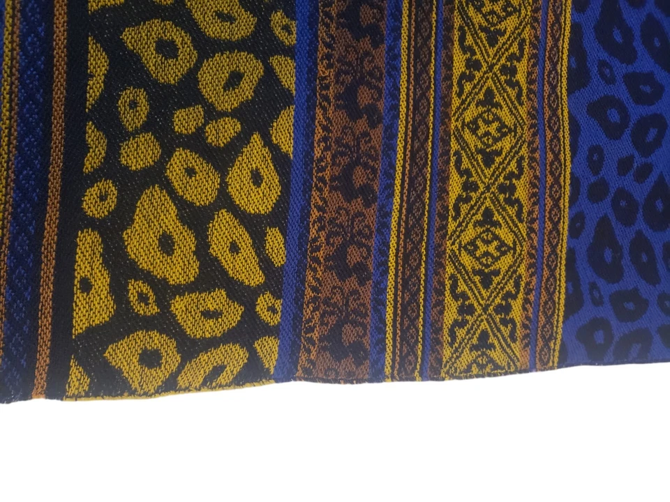 Cachecol feminino de lã 64" x 27" amarelo roxo animal marinho 1/2" franja feito em CEE - Imagem 3 de 4