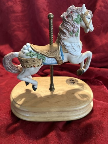 Breckenridge Designs Porzellan MUSIKALISCHES KARUSSELL Pferd mit Cherub auf Brust - Bild 2 von 6