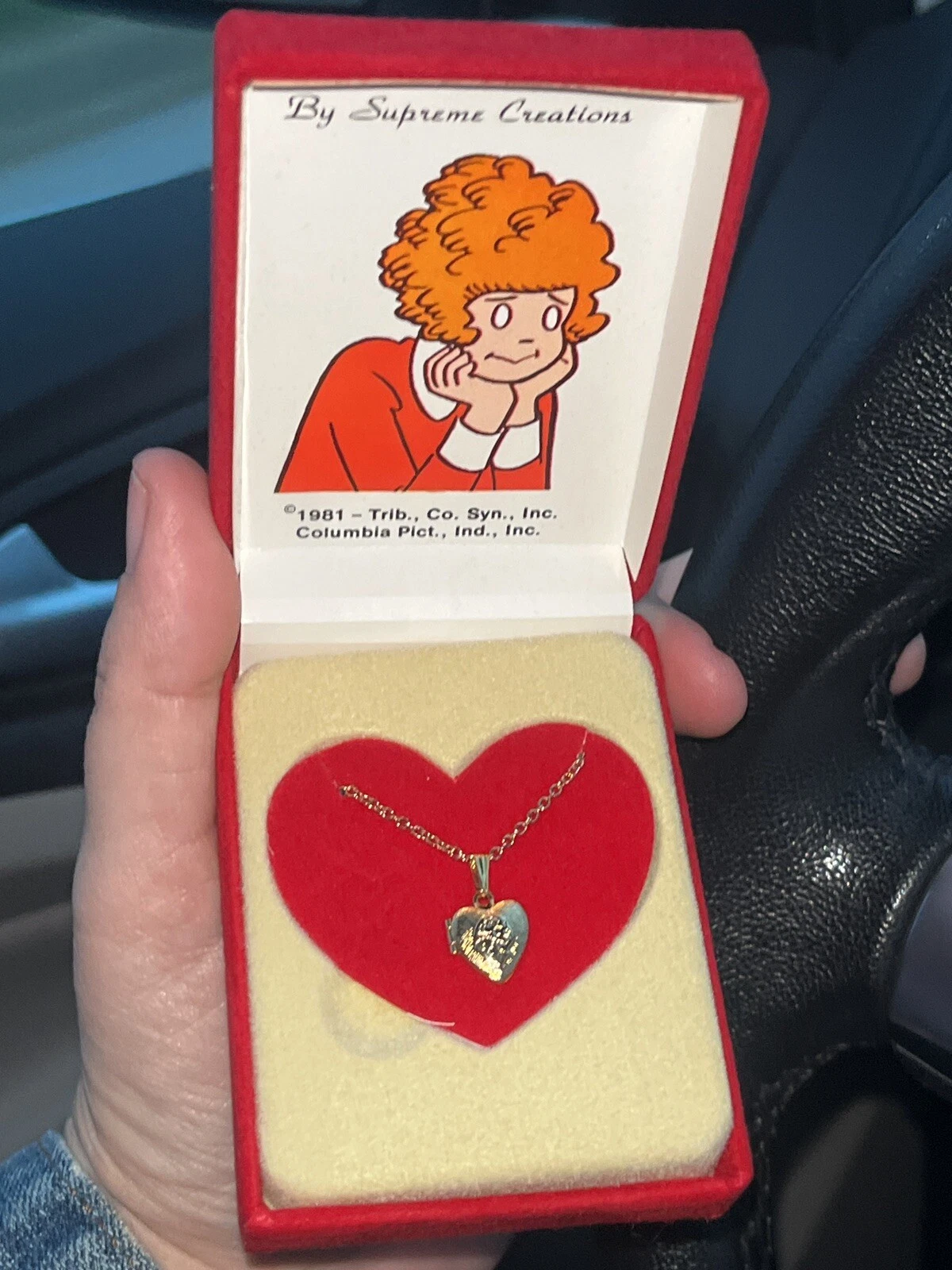 Collier drapeau américain Little Orphan Annie, neuf dans sa boîte 1981 par Supreme Creations
