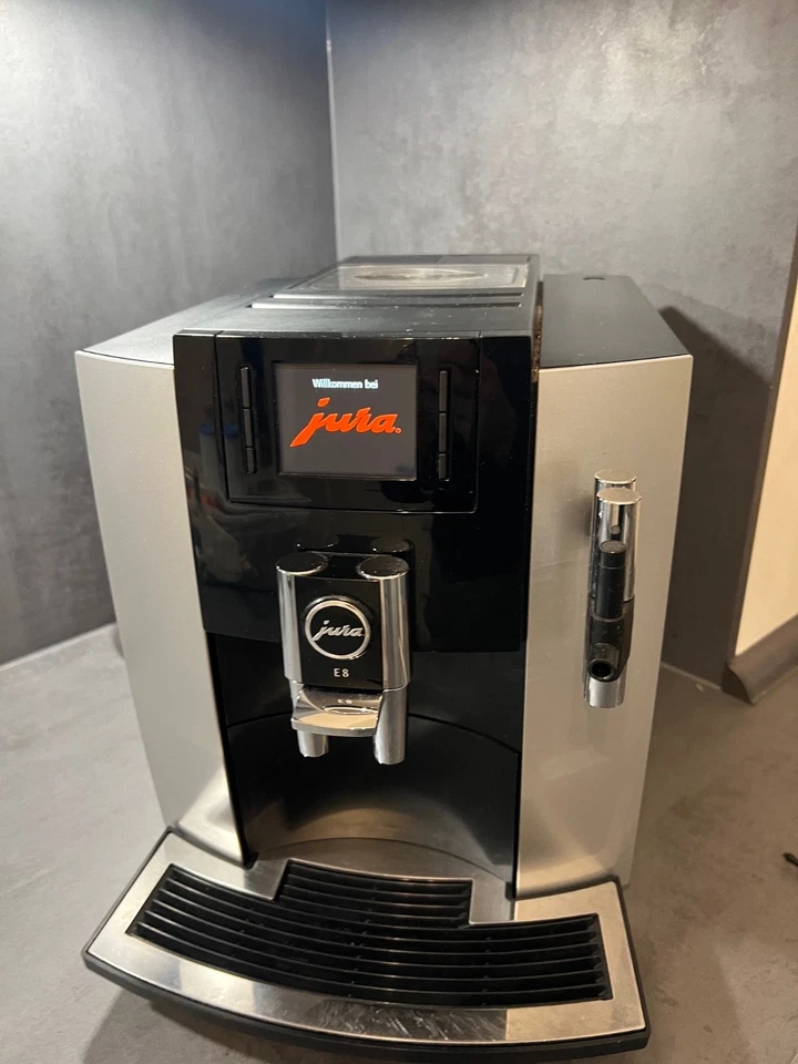 JURA E8  Platin, Guter Zustand Kaffeevollautomat