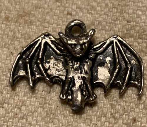 Vintage Zinn Metall Fledermaus Anhänger Charm Vampir Goth Punk - Bild 1 von 6