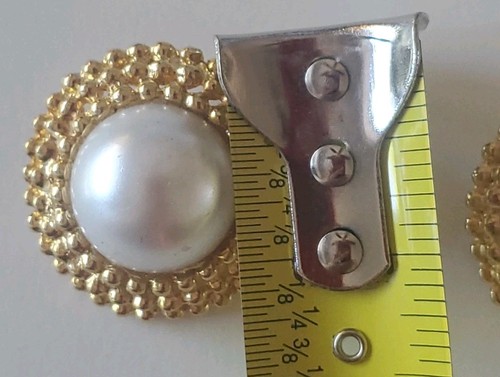 VINTAGE YOSCA? FX PEARL GOLD TONE BUTTON CLIP EARRINGS UNSIGNED  - Picture 3 of 8