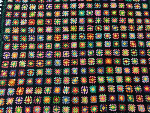 Vintage handgefertigte gehäkelte Decke Granny Square schwarz grün & pastell 65" x 63" - Bild 5 von 9